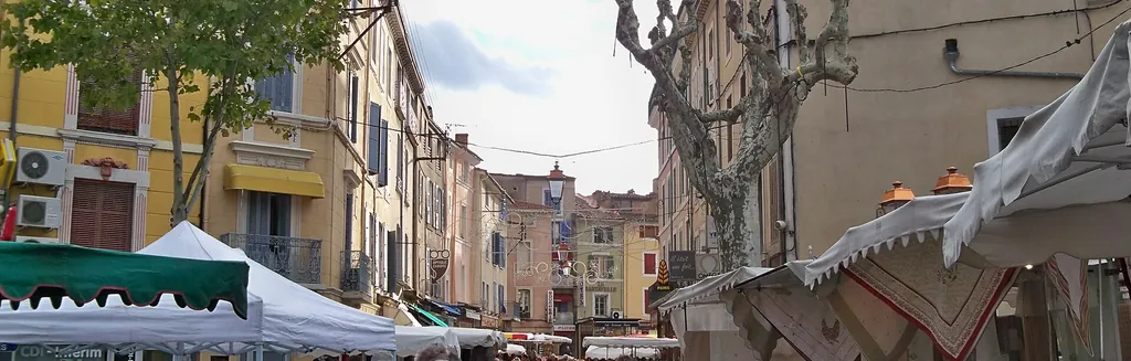 Le marché provençal animé dans les rues d'Apt, étals colorés de fruits et légumes au cœur du Luberon