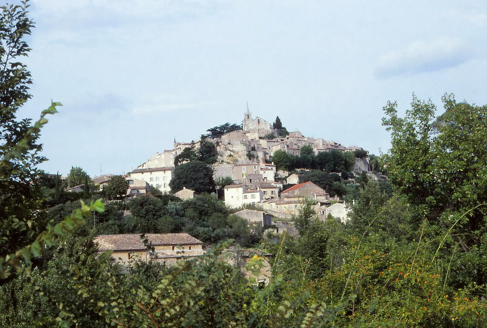 Bonnieux, village perché entre cèdres et vignes — Luberon, Provence