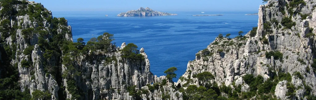 Eaux turquoise et falaises blanches de la calanque d’En-Vau, près de Cassis, dans le Parc national des Calanques