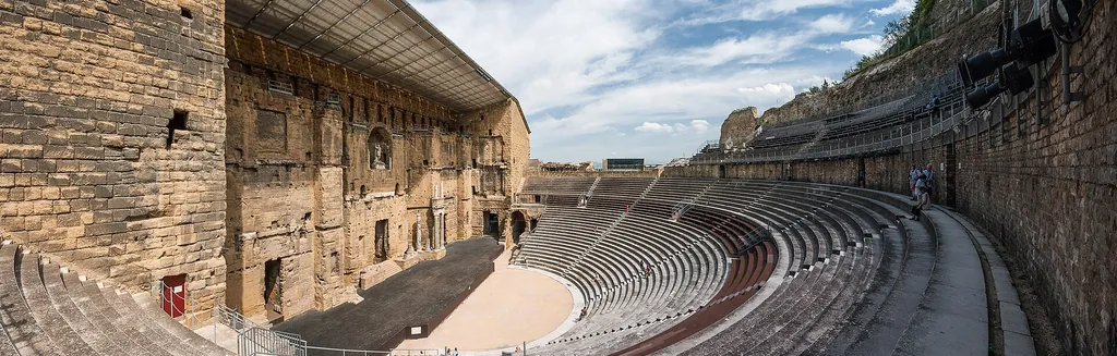 Le théâtre antique romain d'Orange et les vignes de Châteauneuf-du-Pape dans la vallée du Rhône, Vaucluse