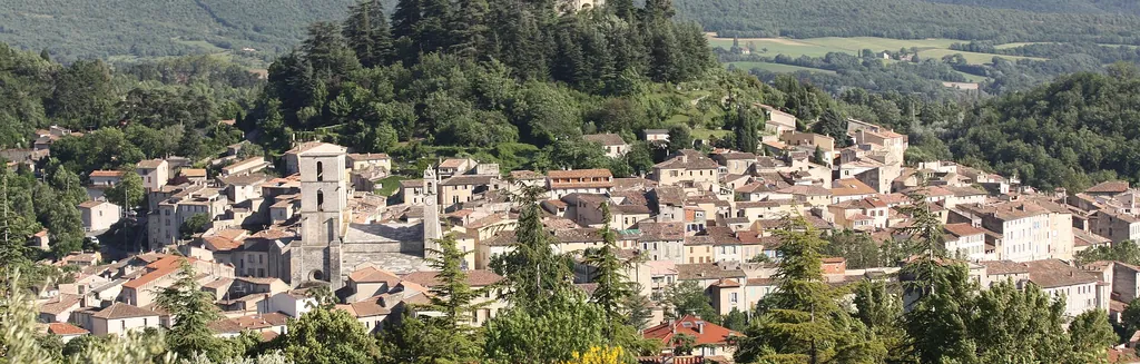 Panorama du Luberon et de la campagne provençale baignée de lumière, point de départ des excursions depuis Gordes