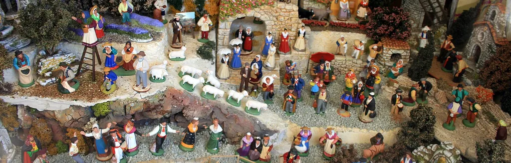 Crèche provençale aux santons traditionnels installée pour Noël en Provence, dans le Luberon