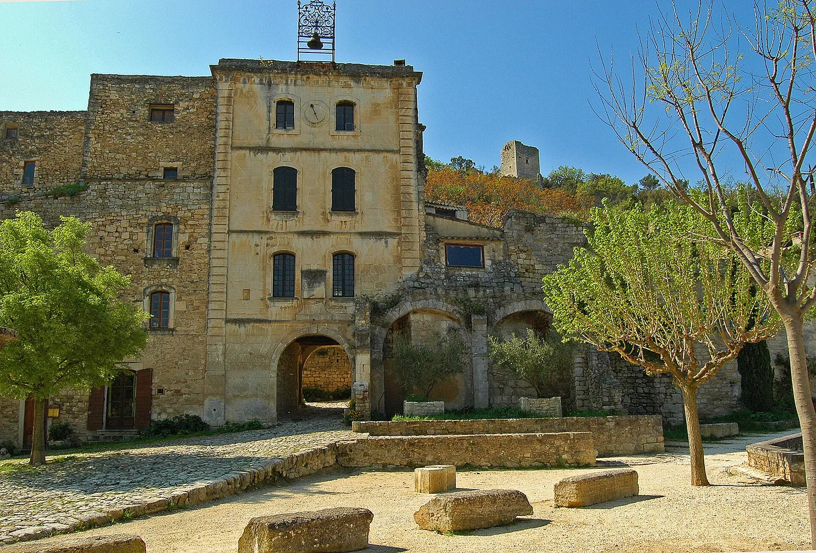 Oppède-le-Vieux, village fantôme renaissant — Luberon, Provence