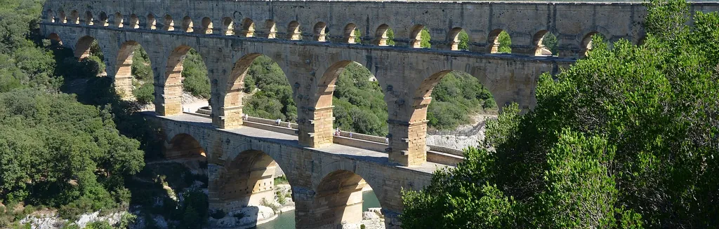 Le Pont du Gard, aqueduc romain à trois étages d’arches enjambant le Gardon, classé au patrimoine mondial de l’UNESCO en Provence