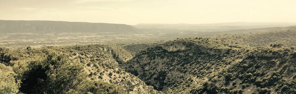 The Luberon hills seen from a quiet country road between Gordes and Sénanque, the perfect landscape for getting around by car or bike in Provence