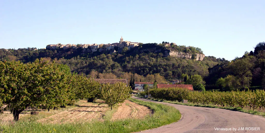 Venasque, joyau médiéval au pied du Ventoux — Luberon, Provence