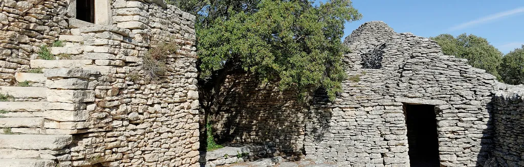 Cabanes en pierre sèche aux voûtes en encorbellement du Village des Bories à Gordes, dans le Luberon