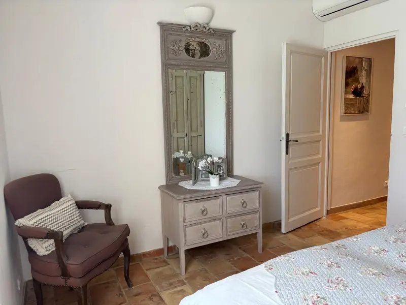 Chambre avec grand miroir ancien et commode provençale