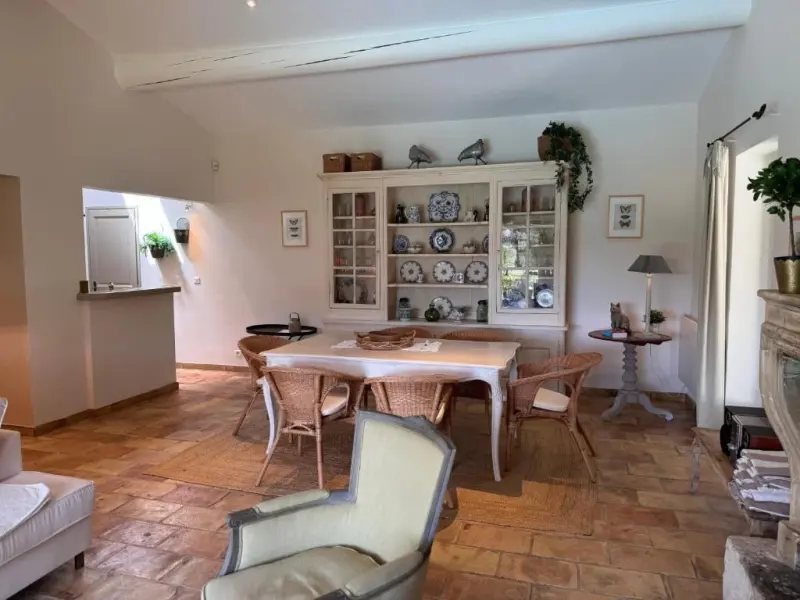 Salle à manger avec buffet provençal